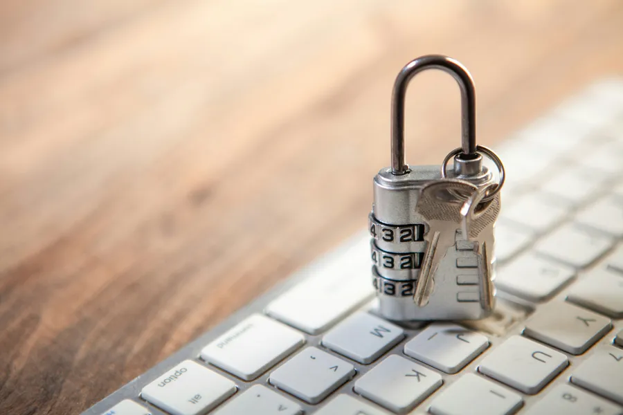 Perché l'accesso ad alcune sezioni di Datamedic richiede un secondo controllo oltre al login, come funziona il codice via email e cosa succede se non viene inserito in tempo.