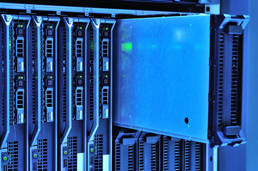 Perché Datamedic assegna una VPS dedicata a ogni installazione, invece di condividere un server tra più studi: cosa cambia per la sicurezza in caso di compromissione e per le prestazioni quotidiane.